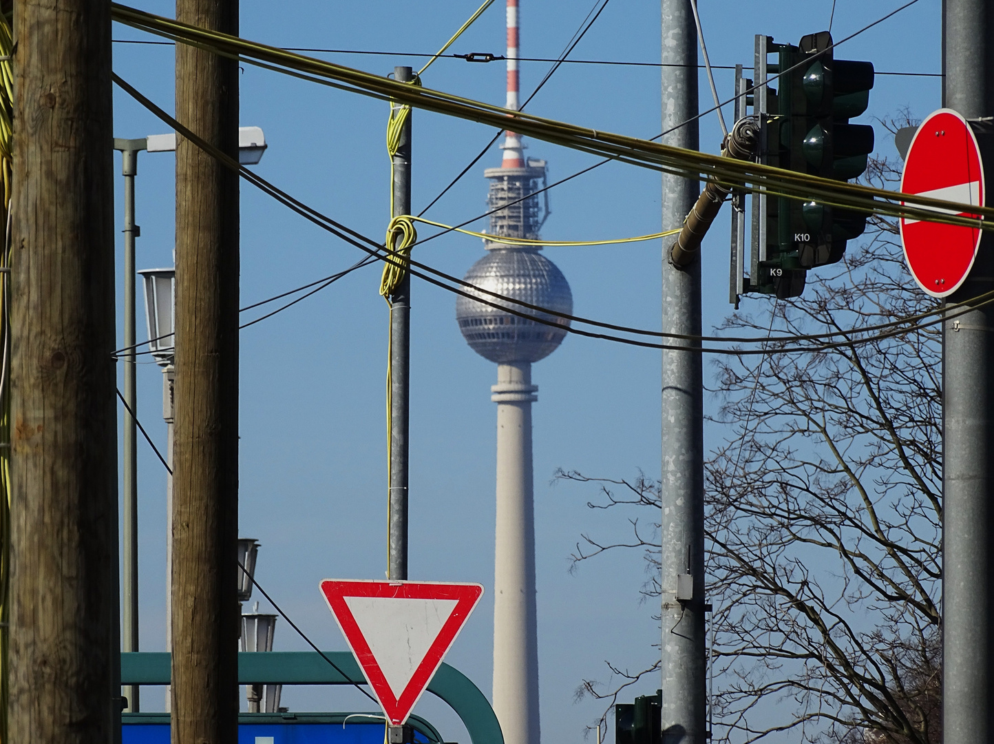 Frankfurter Tor mit Blick auf Fernsehturm