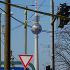 Frankfurter Tor mit Blick auf Fernsehturm