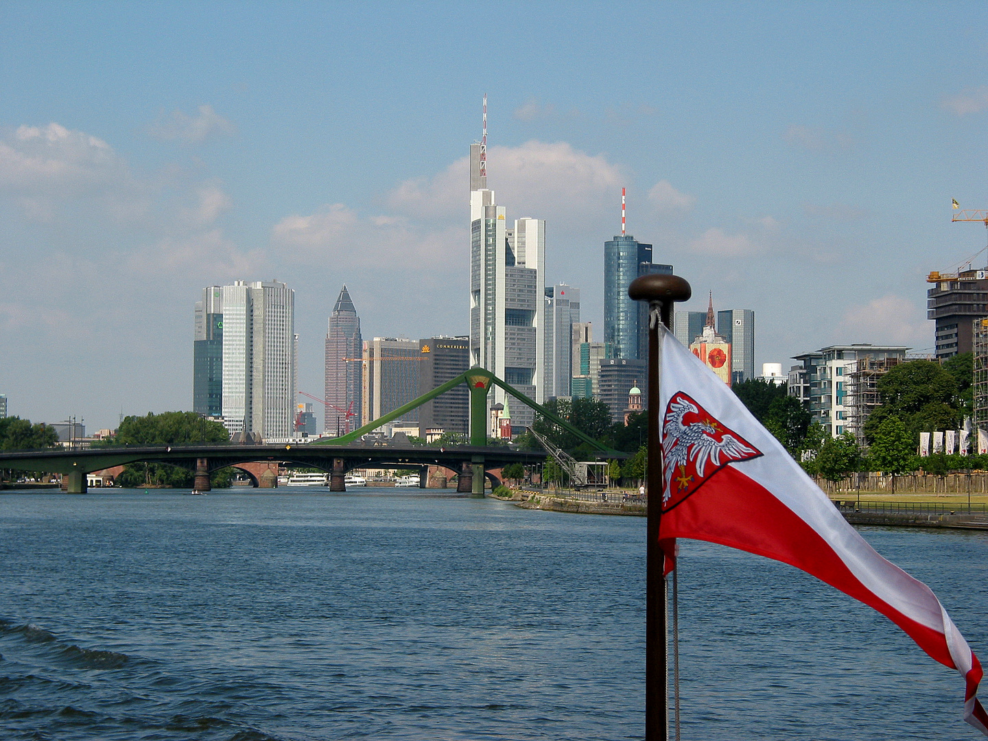 Frankfurter Wappen vor Frankfurter Skyline