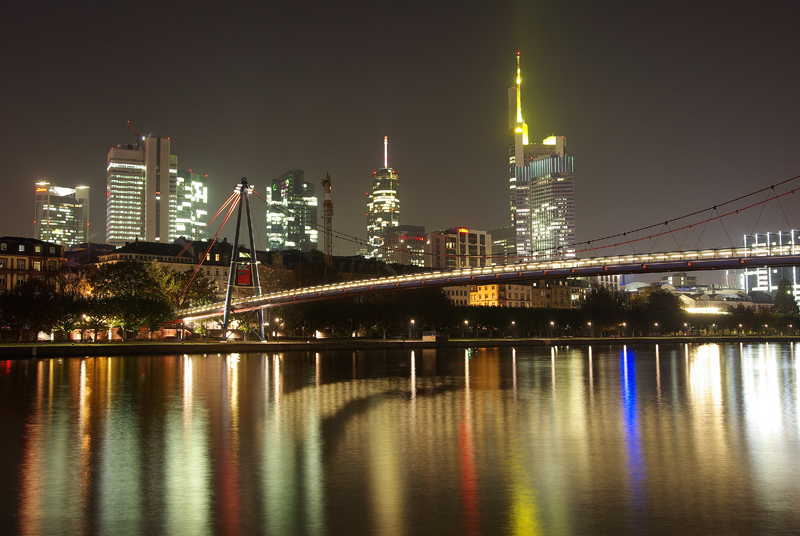 Frankfurter Wolkenkratzer-Spiegelung von fotomax 