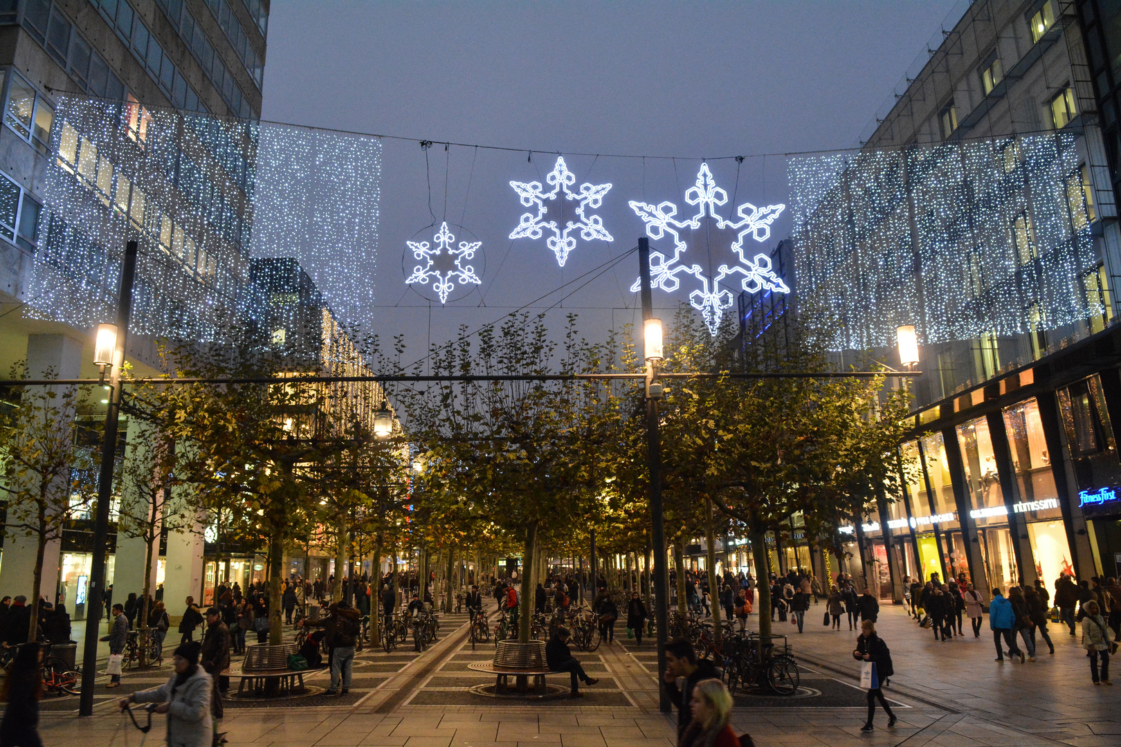 Frankfurter Zeil mit Weihnachtsbeleuchtung 2015