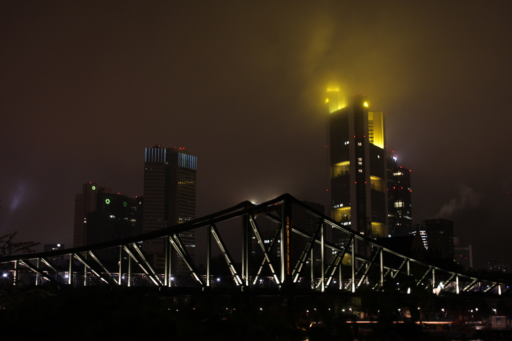 Frankfurt/Main bei Nacht und Nebel