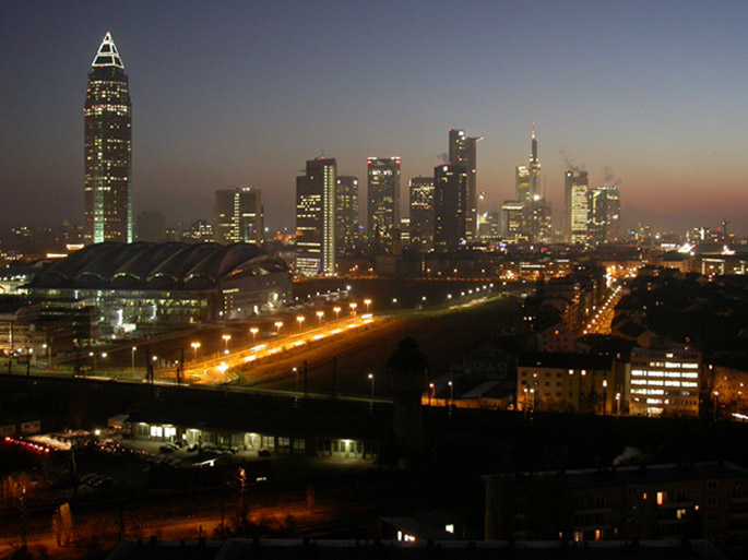 Frankfurts City an einem eisigen Wintermorgen