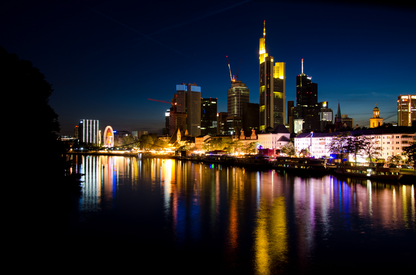 Frankfurts Skyline bei Nacht