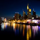 Frankfurts Skyline bei Nacht