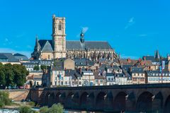 Frankreich 2017: Loire, Blick auf Nevers und die Kathedrale St-Cyr-Ste-Julitte