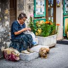 Frankreich / Castellane - strickende Frau