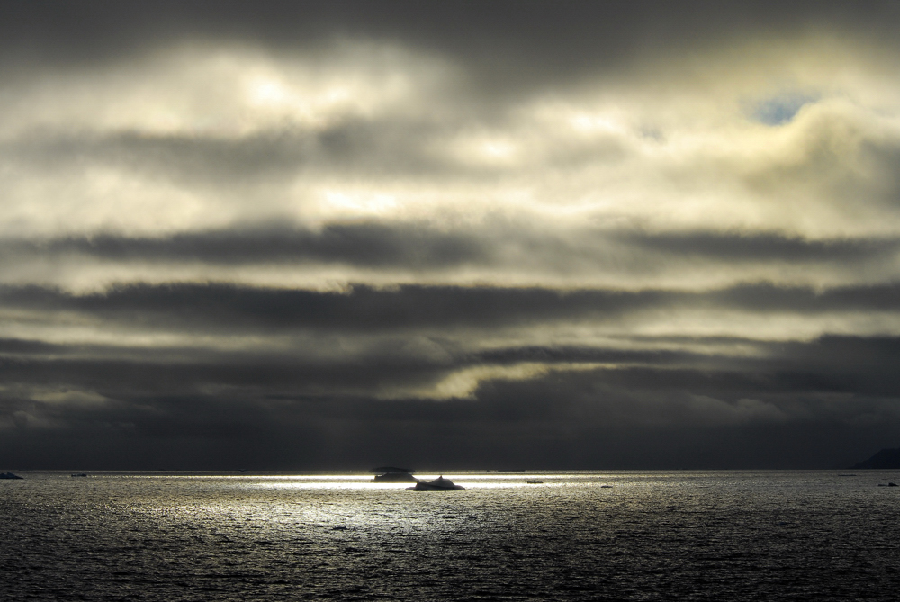 Franz Josef Land; Russland;Mitternacht;Nebel;Sonne;Meer; Goldfarben;Eisberg