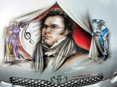 Franz Schubert auf einer Motorhaube