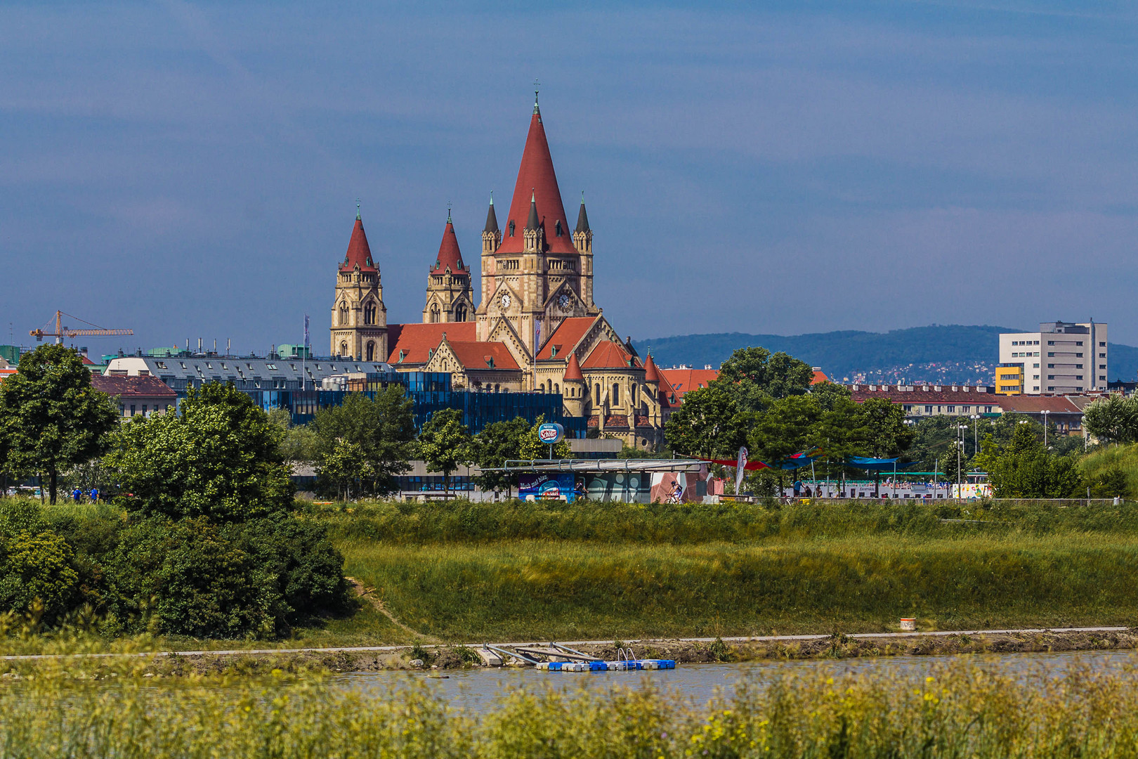 Franz-von-Assisi-Kirche am Mexikoplatz gesehen vom anderen Donauufer 