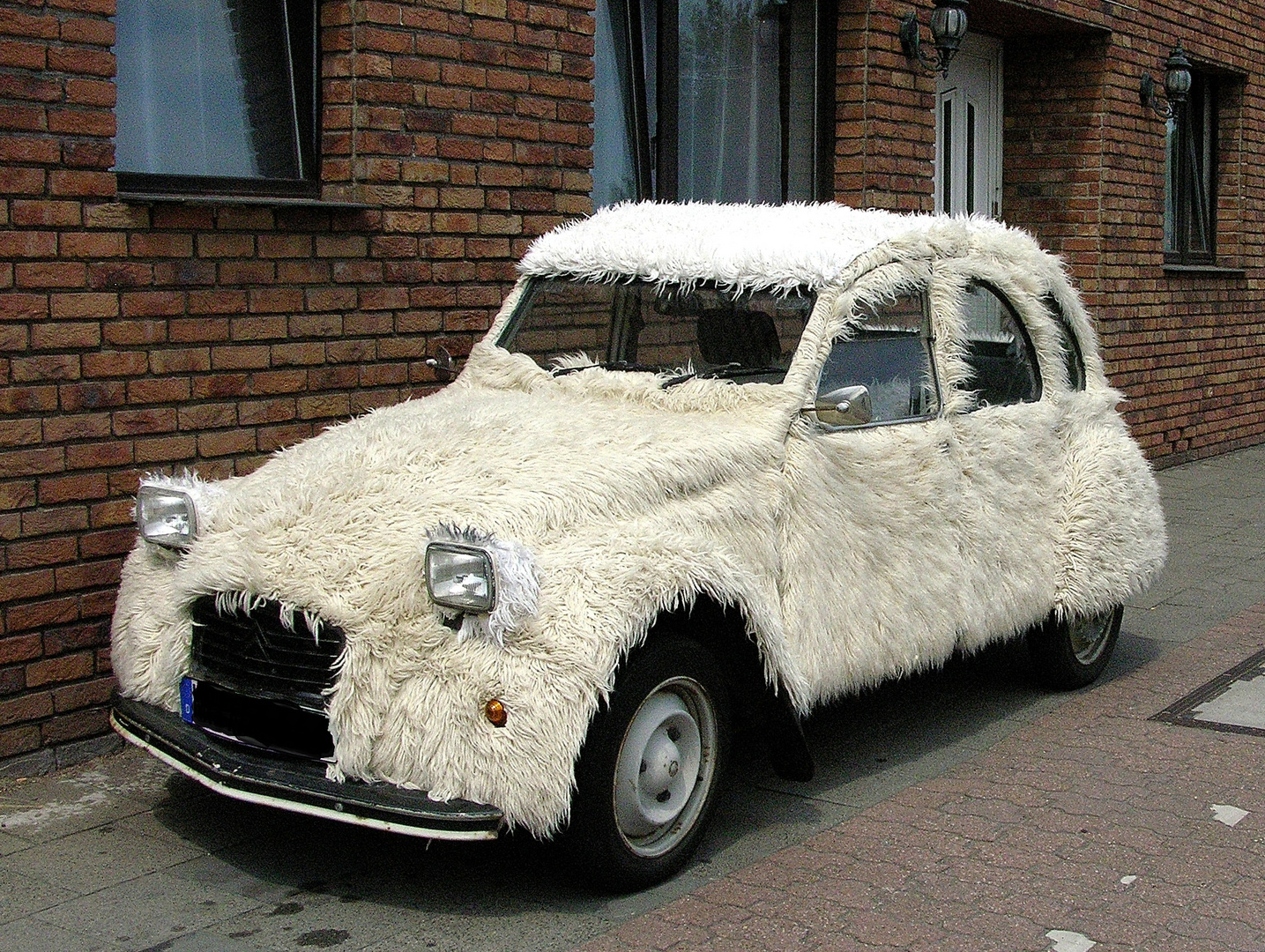 Französische Citroen-Ente im Winterfederkleid