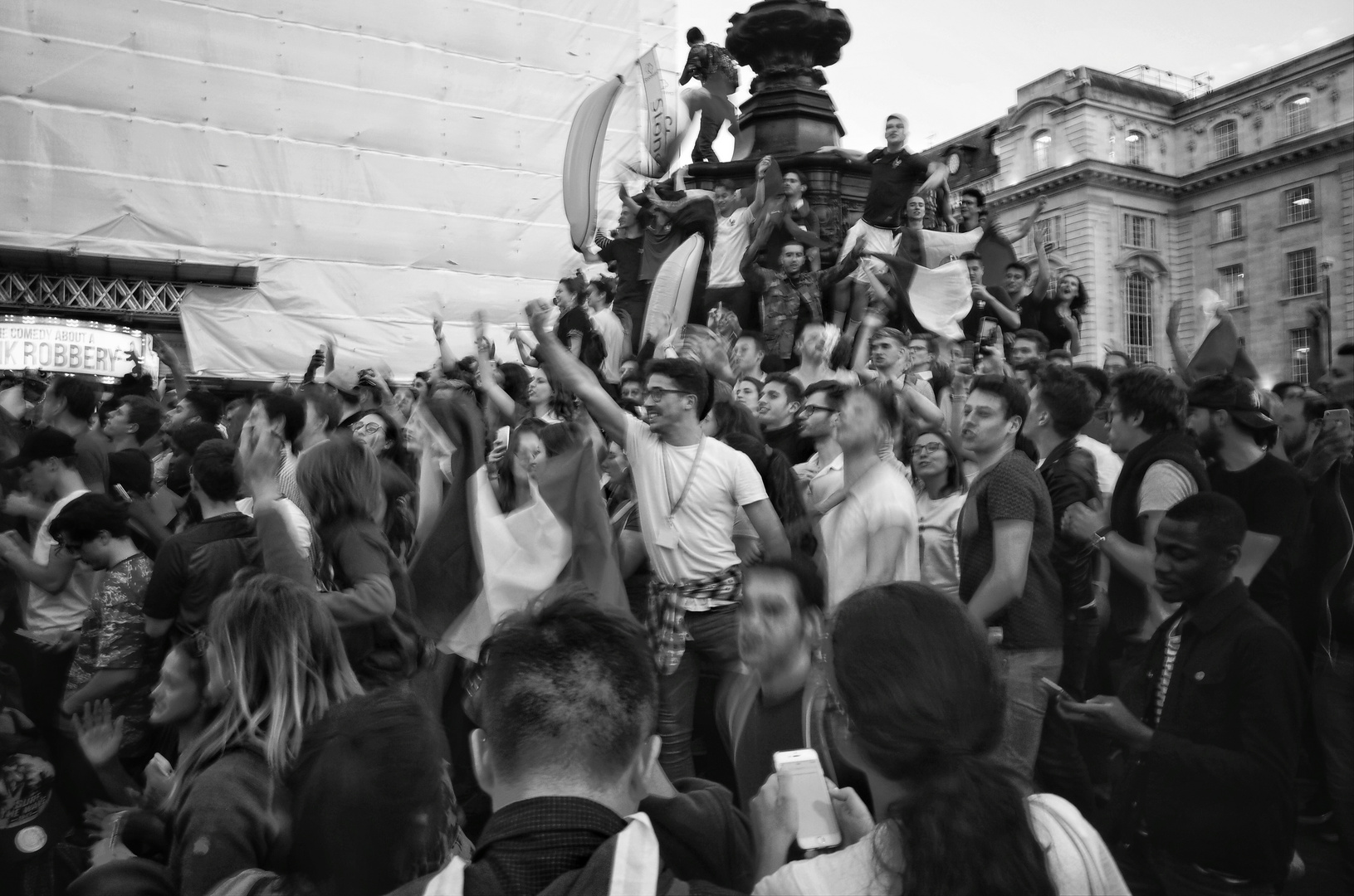 Französische Fans am Eros (Piccadilly Circus London)