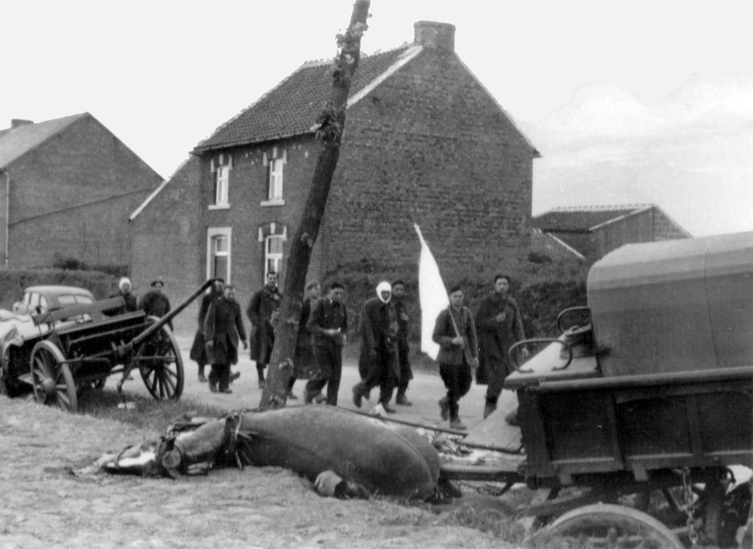 Französische Soldaten auf dem Weg in die Gefangenschaft