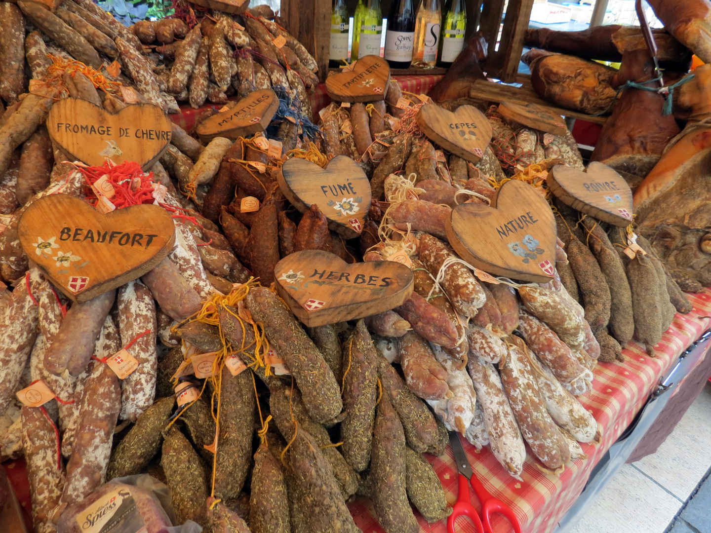 Französische Wurstdelikatessen auf dem Markt von Annecy