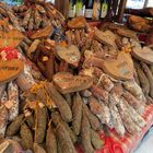 Französische Wurstdelikatessen auf dem Markt von Annecy