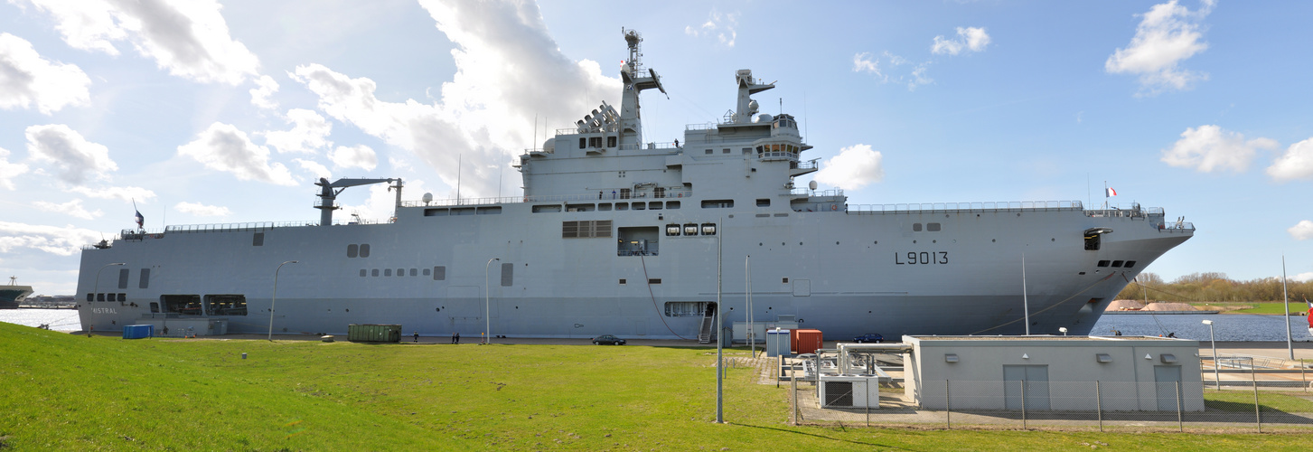 Französischer Hubschrauberträger der Mistral Klasse in Wilhelmshaven