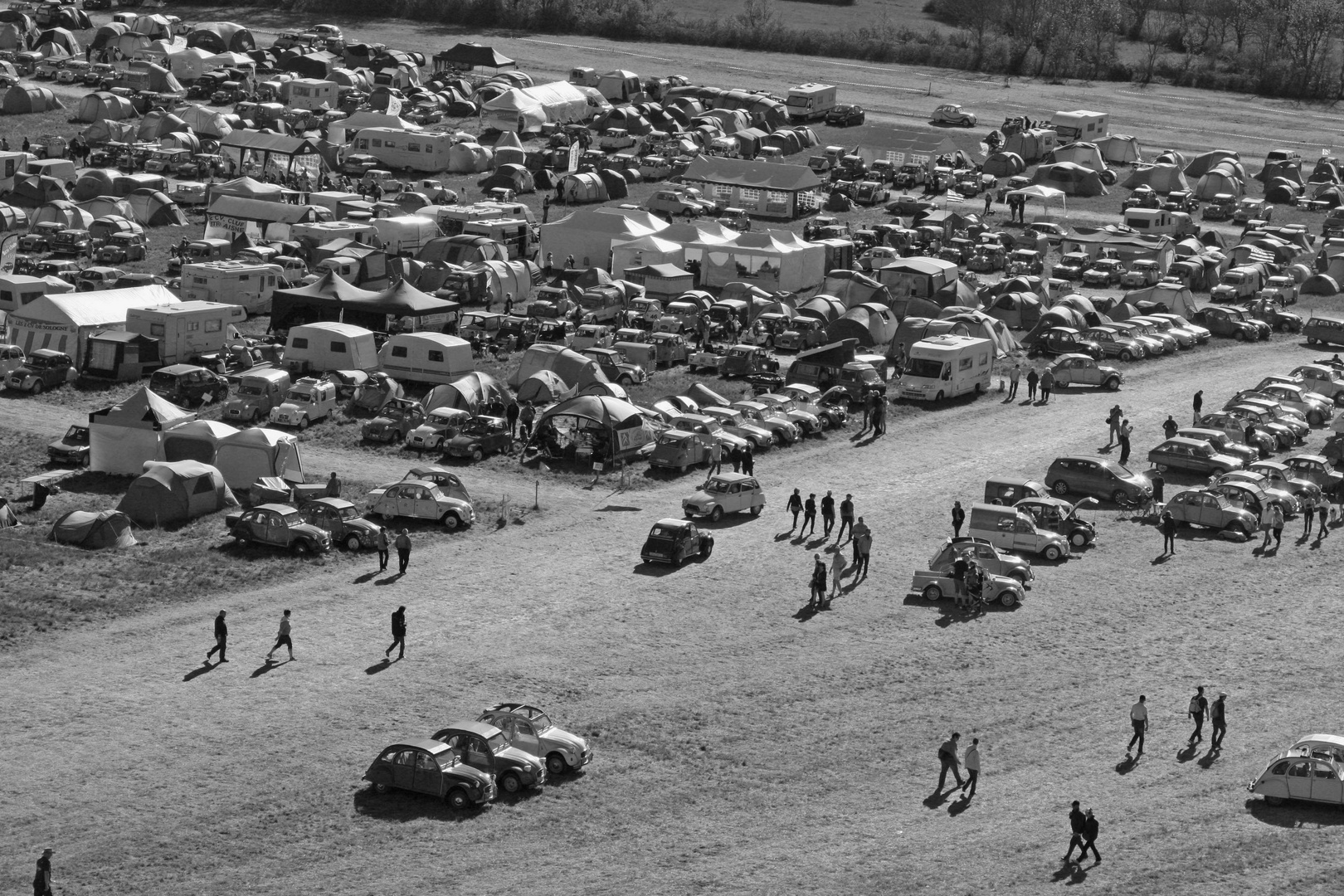 Französisches 2 CV  Nationaltreffen in Severac le Chateau 2016