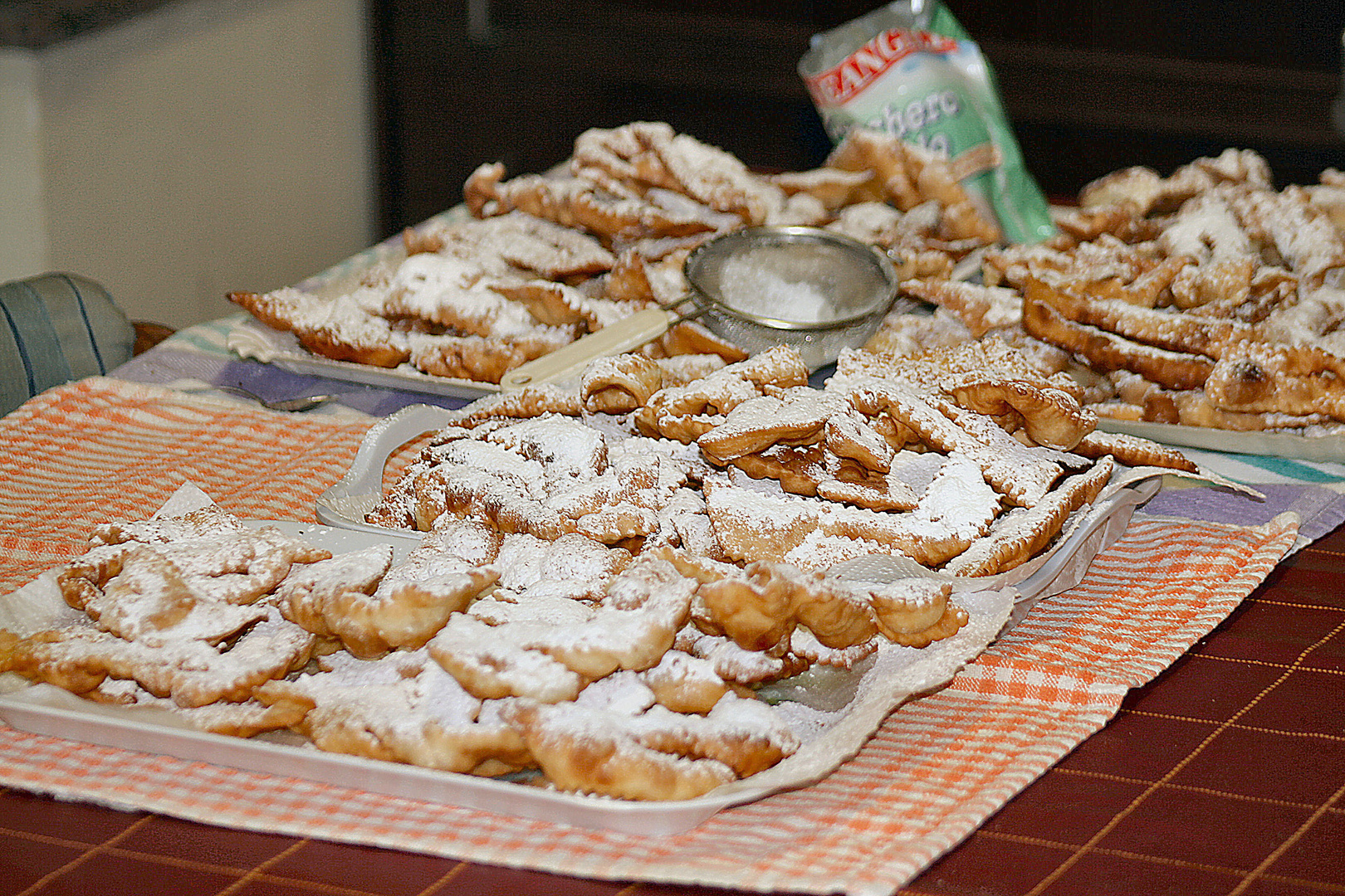 Frappe ,Chiacchiere qualsivoglia nominarle ...so' bone.