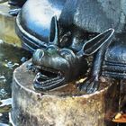 fratze am mittelalterlichen marktbrunnen in goslar