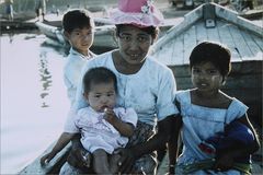 Frau 3Kinder Fährboot in Birma / Myanmar vdia