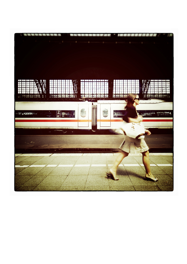 - frau am bahnsteig -