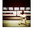 - frau am bahnsteig -