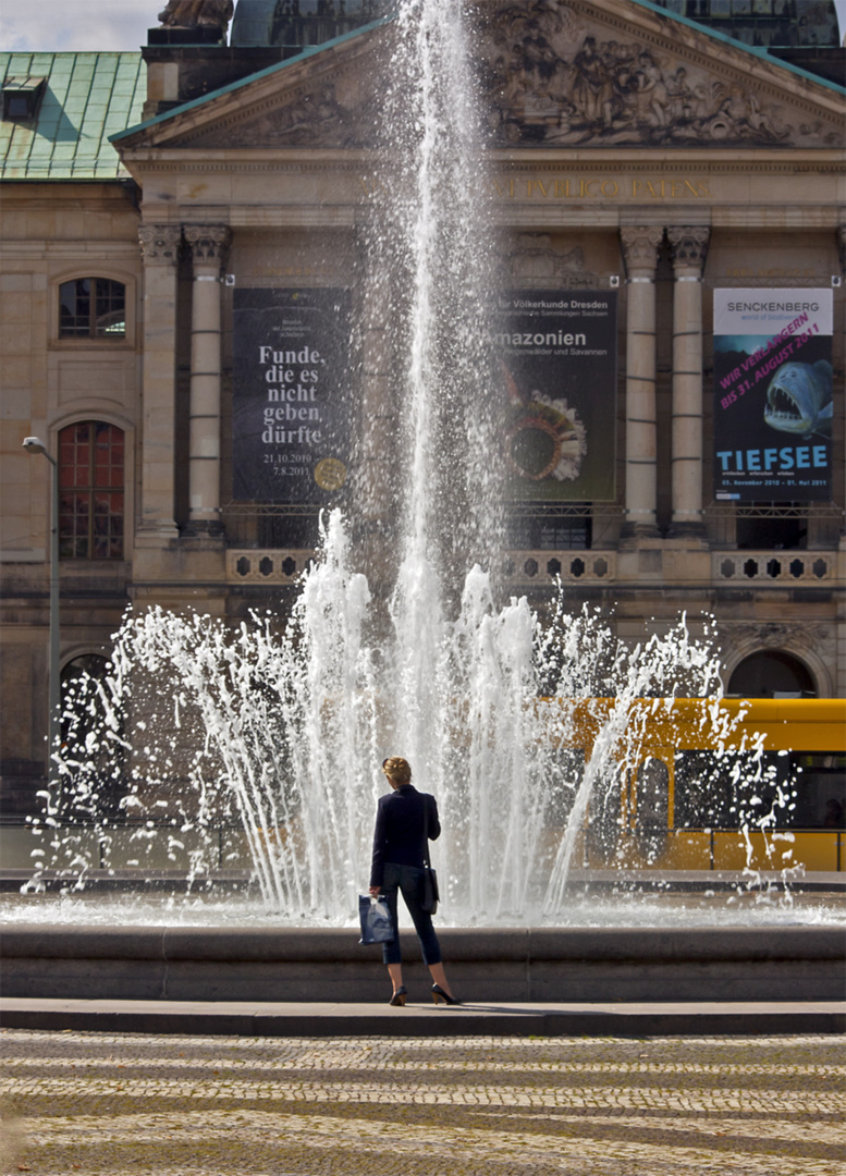 Frau am Brunnen