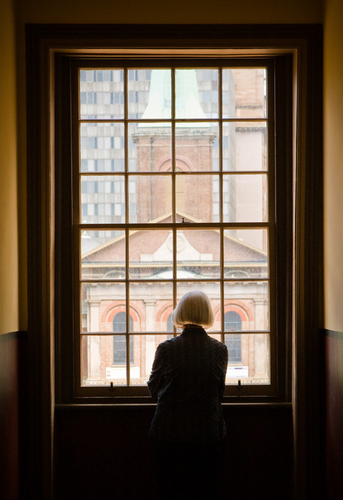 Frau am Fenster 2