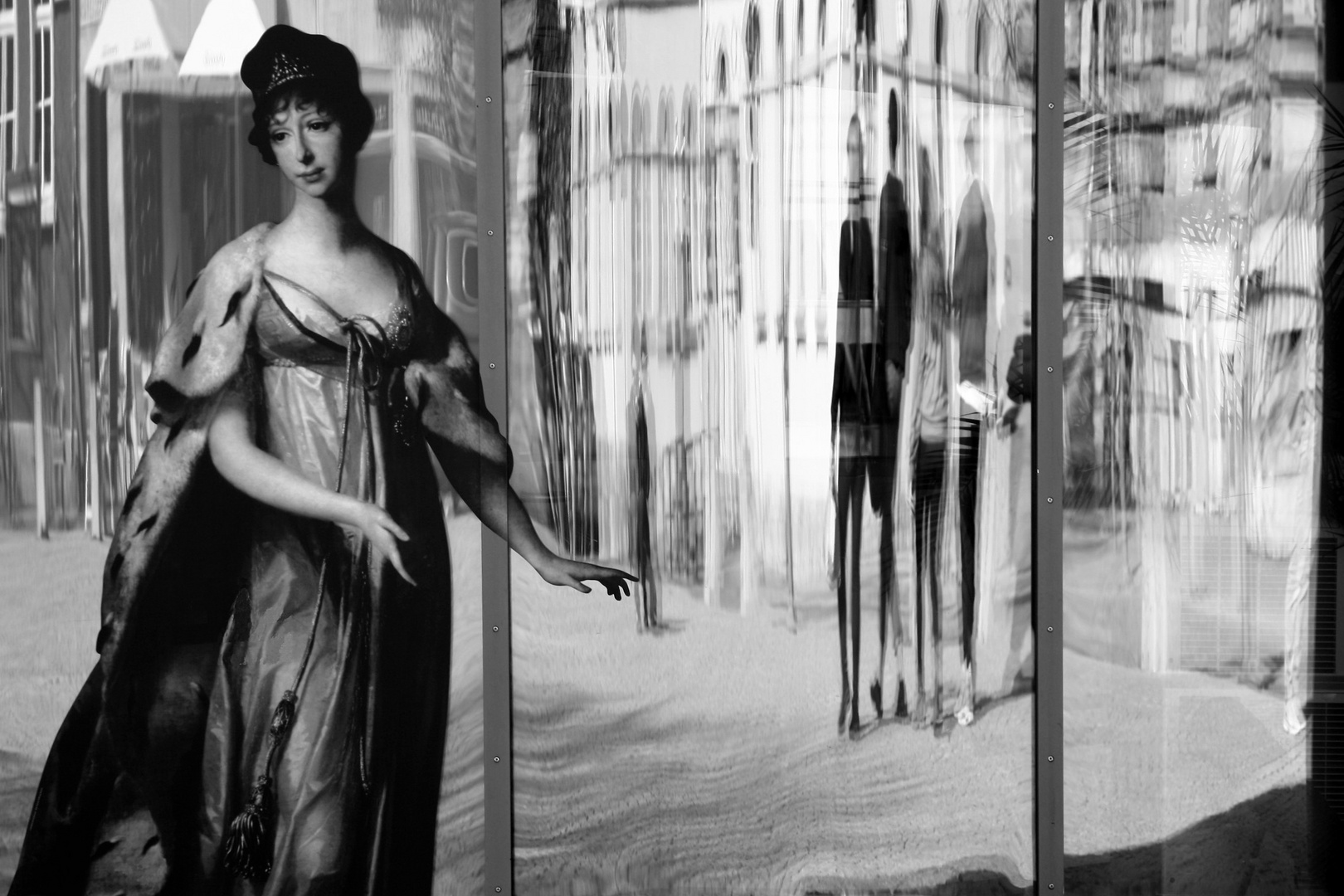 Frau am Fenster 2 Foto & Bild street, architektur