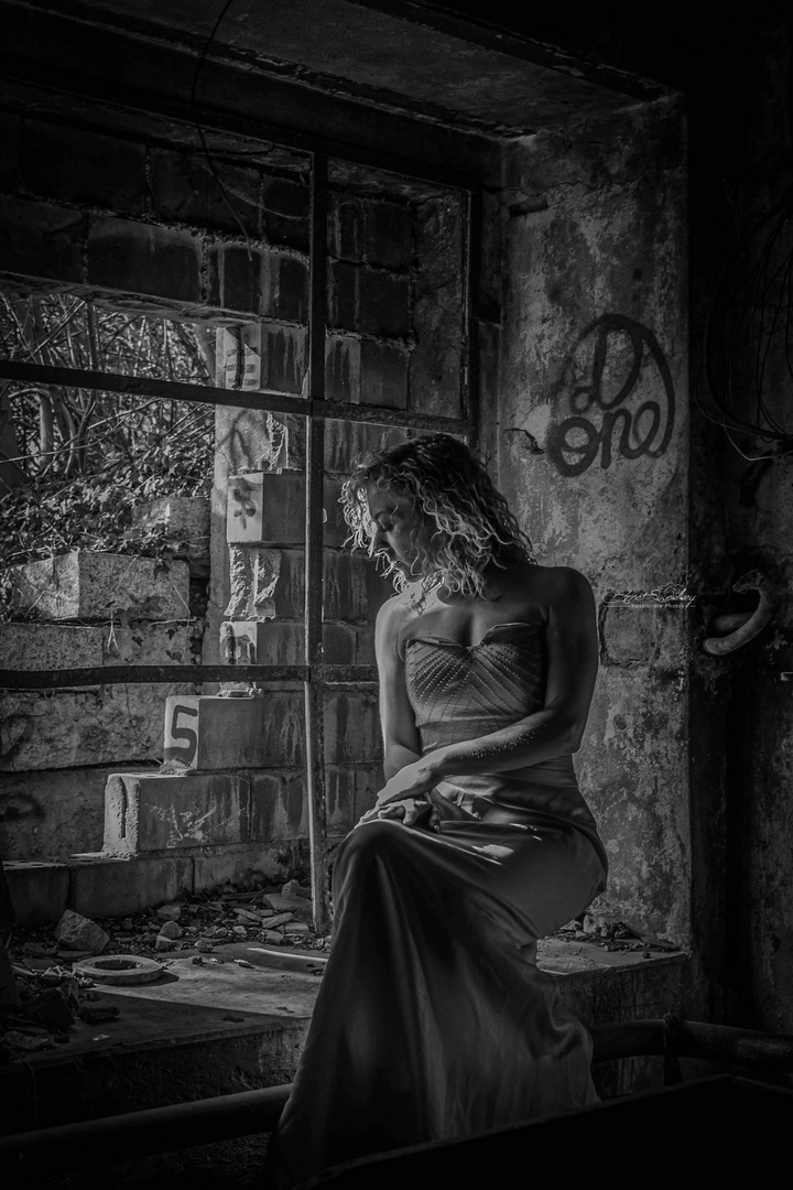 Frau am Fenster Foto & Bild portrait, fotos, people