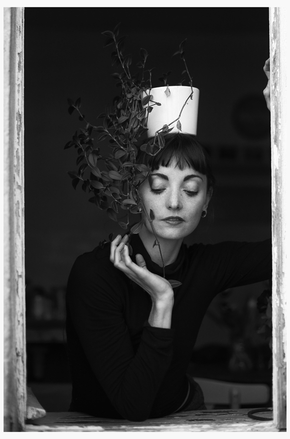 Frau am Fenster Foto &amp; Bild portrait, portrait frauen