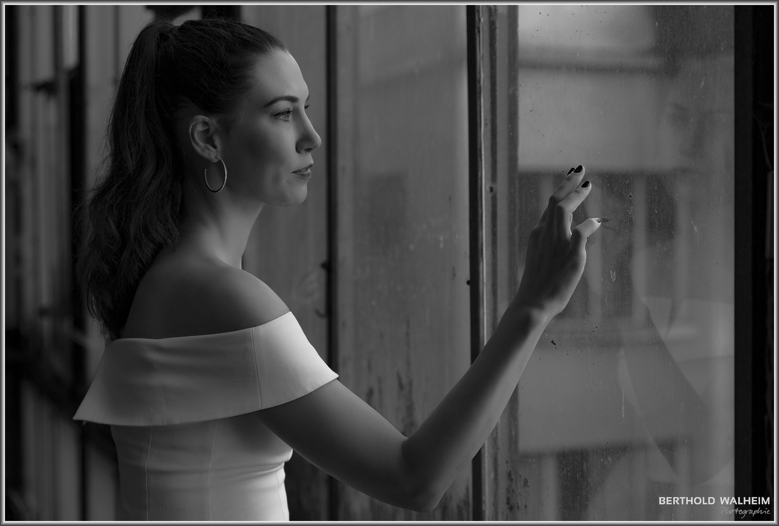Frau am Fenster Foto &amp; Bild erwachsene, people, fenster Bilder auf