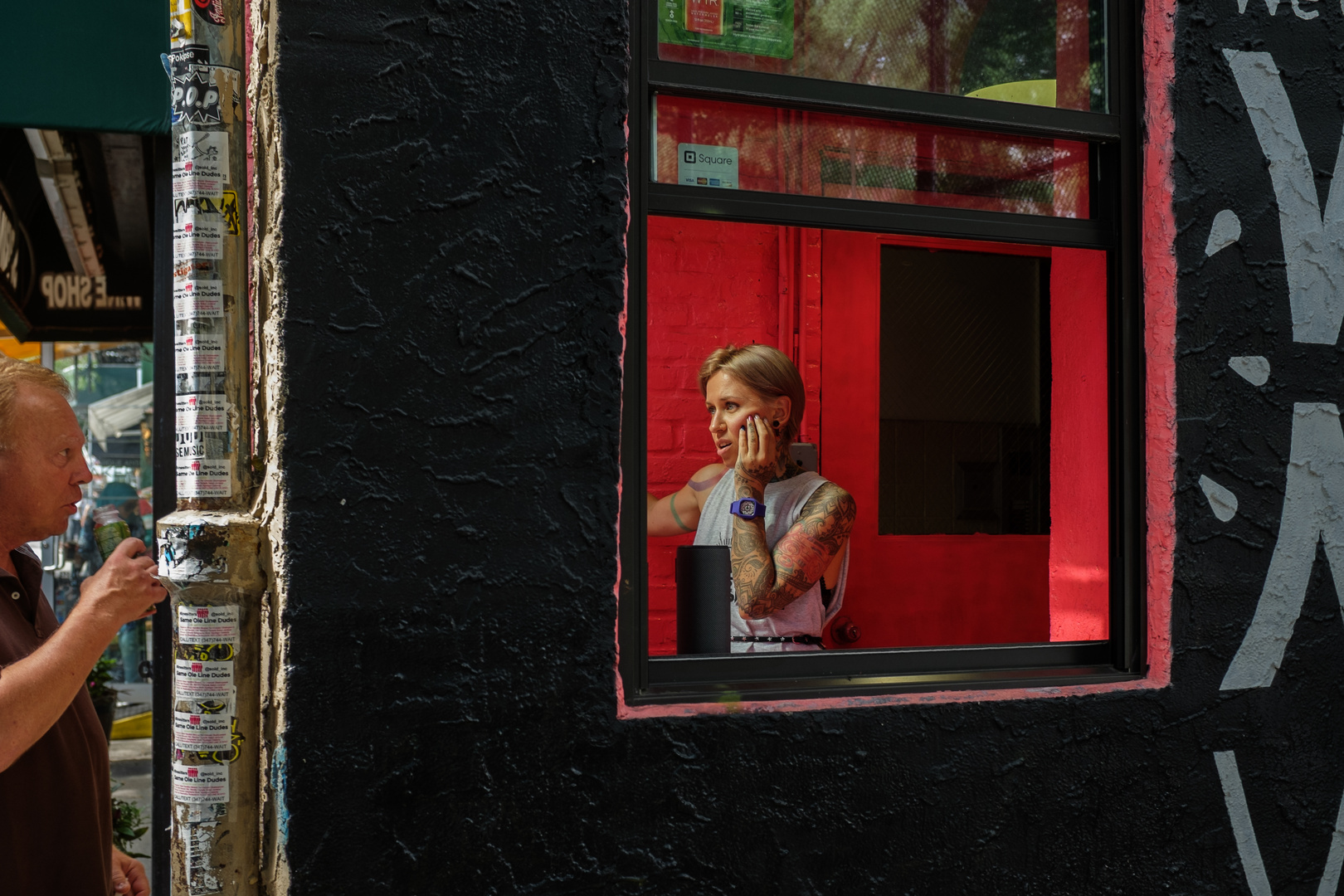 Frau am Fenster Foto & Bild people, dokumentation