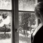 Frau am Fenster - wartend - 2
