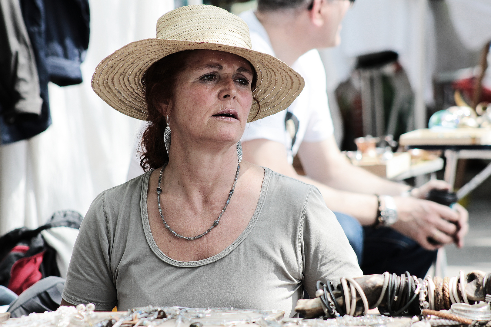 Frau am Flohmarkt