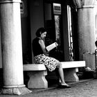 Frau am lesen (Tessin)