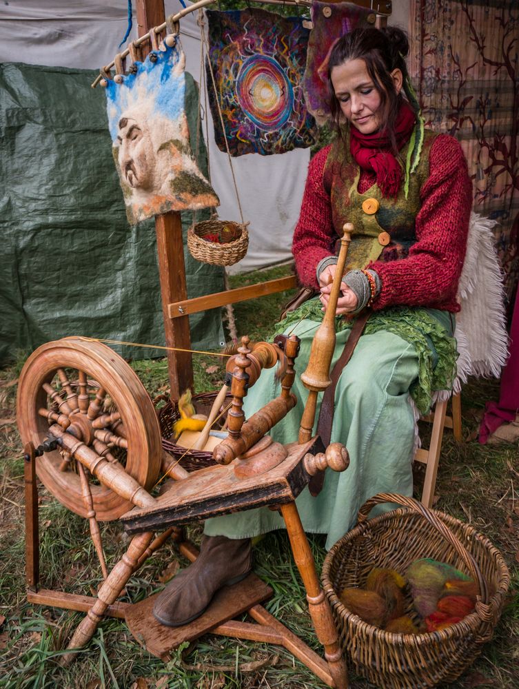 Frau am Spinnrad