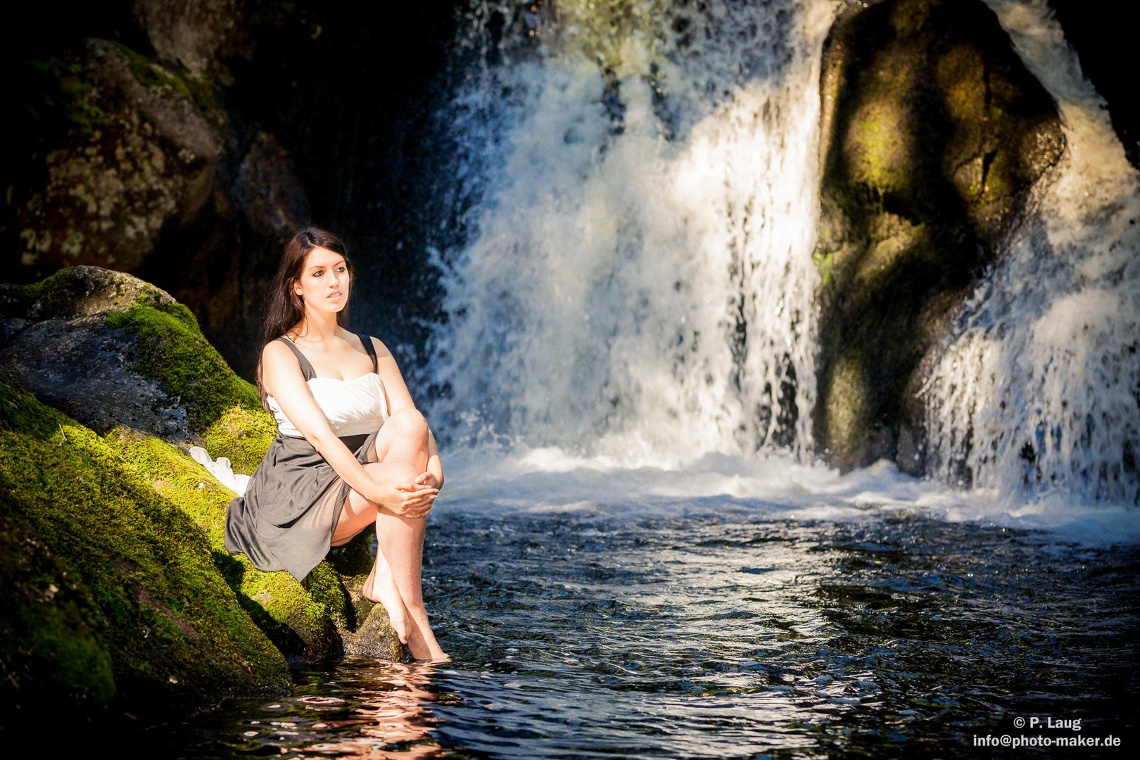 Frau am Wasserfall