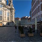 Frau an der Frauenkirche (Selfie?)