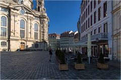 Frau an der Frauenkirche (Selfie?)