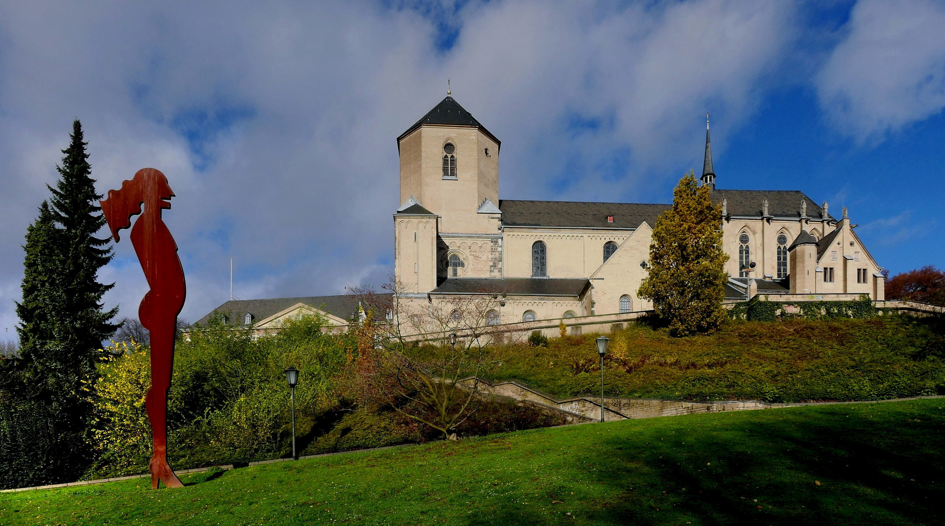 Frau an Kirche