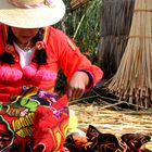 Frau arbeitet auf der Insel Uros - Titicacasee