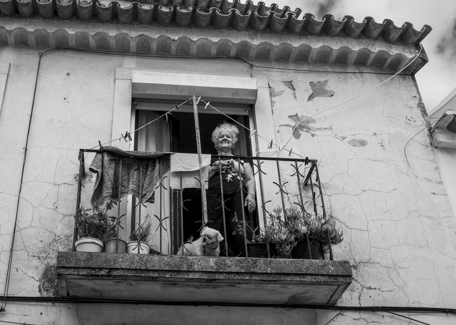 Frau auf Balkon