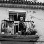 Frau auf Balkon