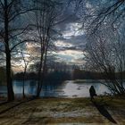 Frau auf Bank am See (Dienstag ist Spiegeltag)