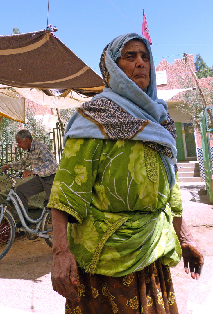 Frau auf dem Markt in Rissani