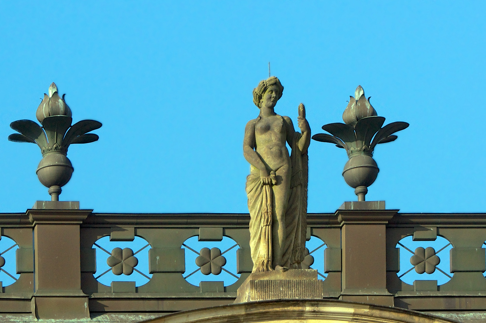 Frau auf dem Palais im Großen Garten