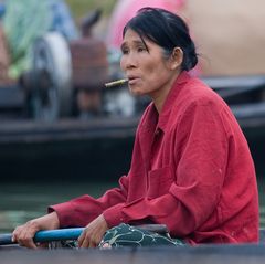 Frau auf dem Schwimmenden Markt