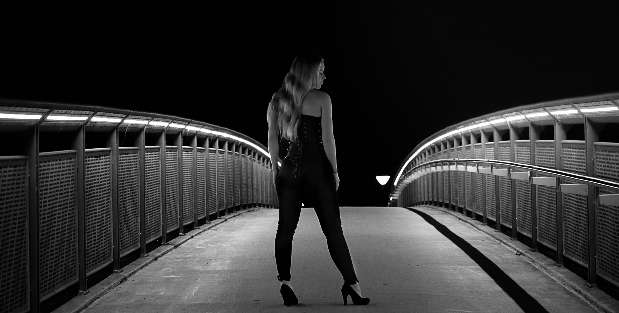 Frau auf der Brücke