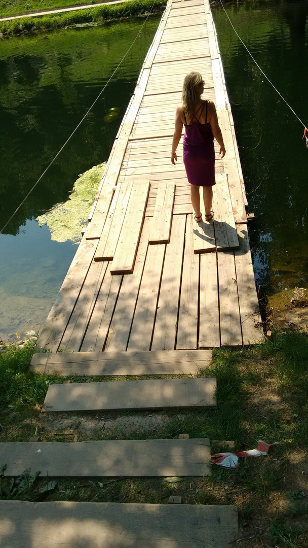 Frau auf einer Pontonbrücke